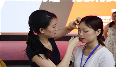 “遇見更好的自己”化妝禮儀培訓(xùn)七夕舉行（圖）